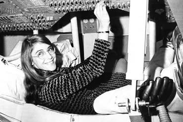 Margaret Hamilton jovem no cockpit de nave Apollo